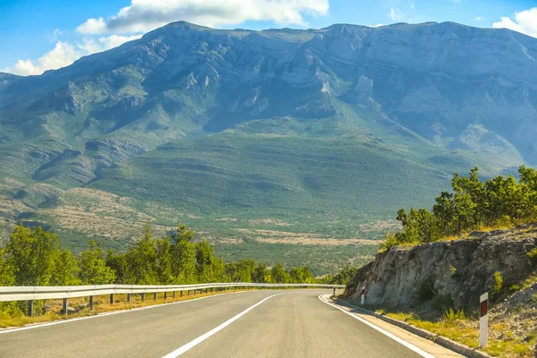 Road through rural landscape — Stock Photo, Image