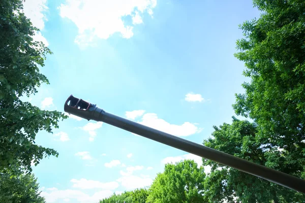 Tube of the towed field gun 130 mm — Stock Photo, Image