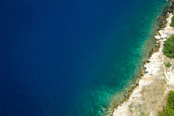 mavi deniz ve kayalık sahil