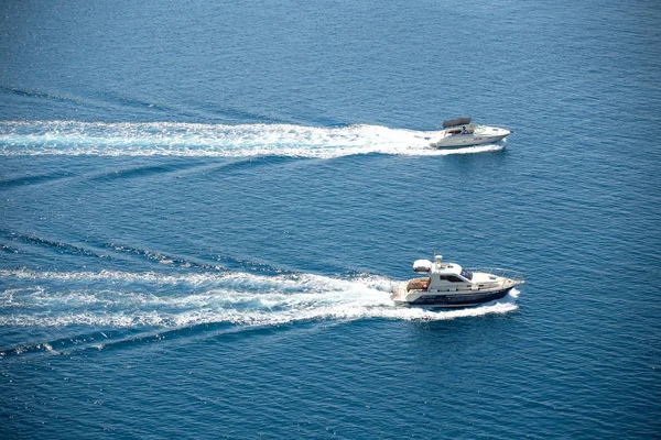 Dos barcos navegando en el mar Adriático — Foto de Stock