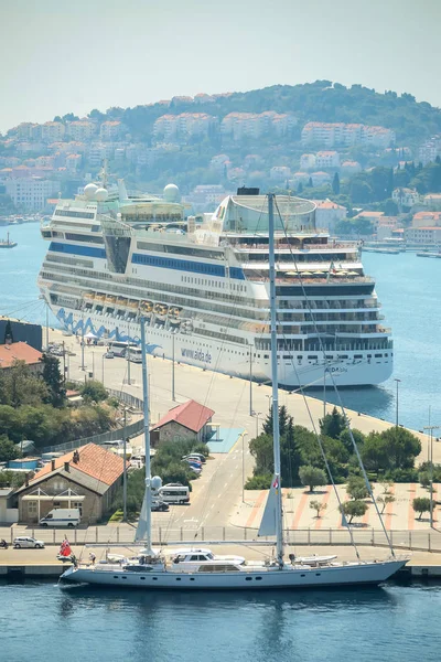 Круизный лайнер AIDAblu в Дубровнике — стоковое фото