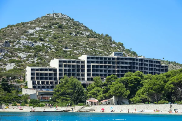 eski terk edilmiş bir otel