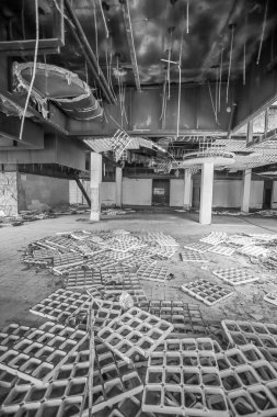 Eski bina siyah ve beyaz mahvetti