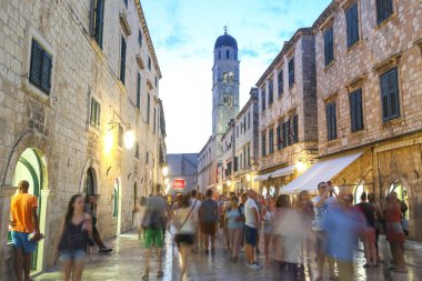 Stradun insanlarda