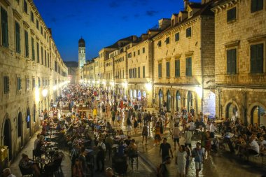Stradun insanlarda