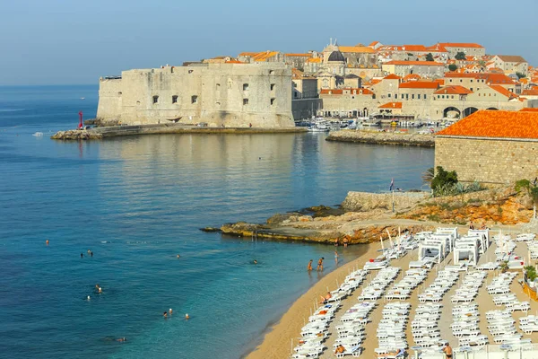 Playa de Banje y murallas en Dubrovnik — Foto de Stock