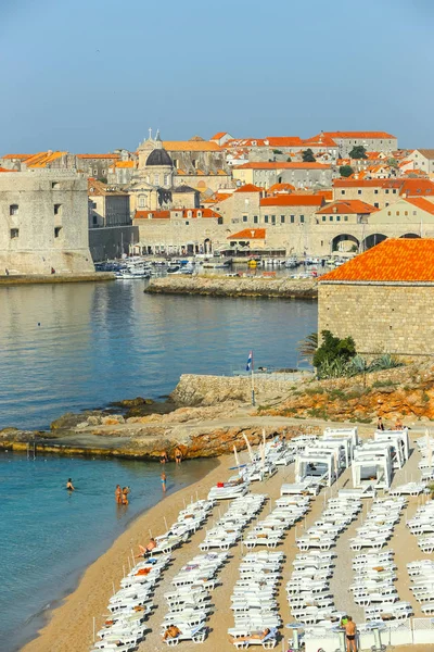 Banje beach and city walls in Dubrovnik — Stock Photo, Image
