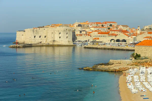 Playa de Banje y murallas en Dubrovnik — Foto de Stock