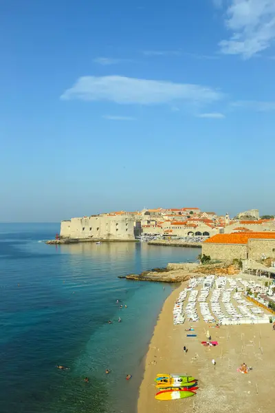 Banje beach and city walls in Dubrovnik — Stock Photo, Image