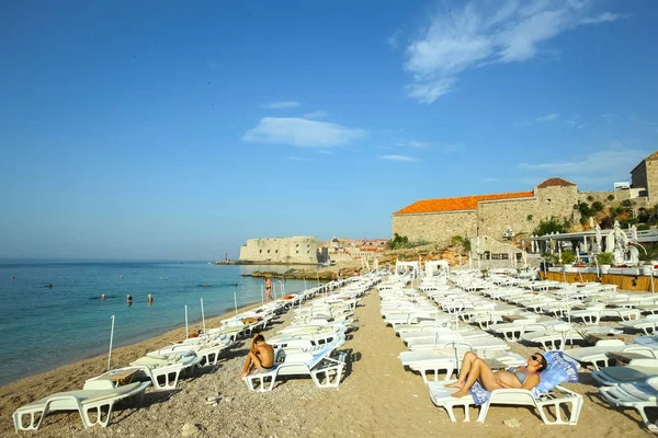 Praia de Banje e muralhas da cidade em Dubrovnik — Fotografia de Stock
