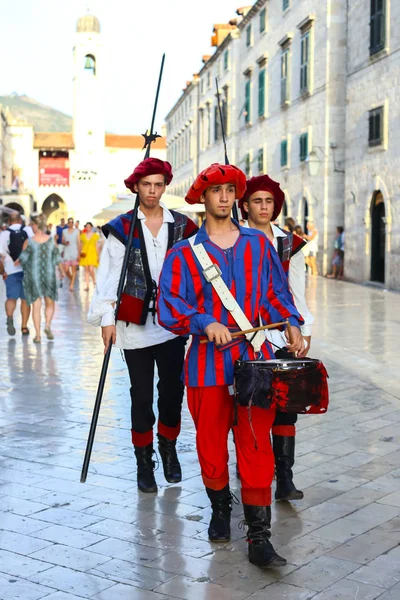 Men in traditional clothing in Dubrovnik — Stock Photo, Image