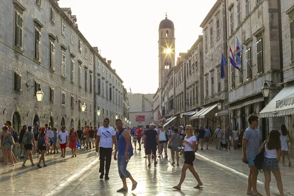 Personas en Stradun — Foto de Stock