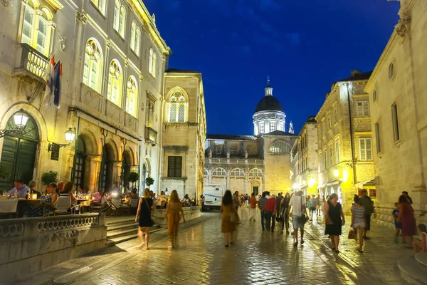 Personas en el casco antiguo de Dubrovnik al atardecer — Foto de Stock