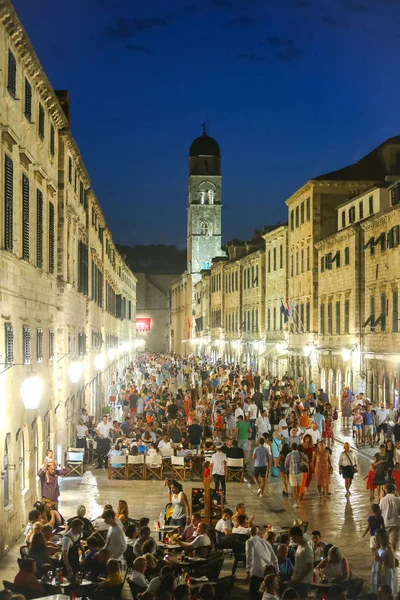 Menschen in Stradun — Stockfoto