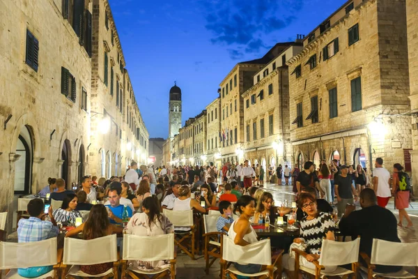 Personas en Stradun — Foto de Stock