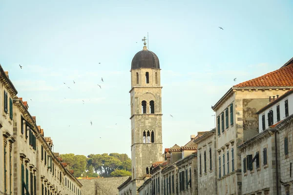 Campanario de la iglesia franciscana y monasterio — Foto de Stock