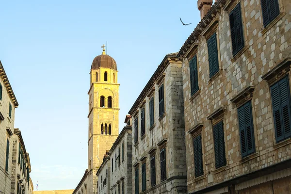 Bell toren van de franciscaner kerk en klooster — Stockfoto