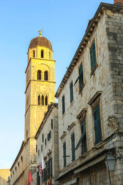 Campanario de la iglesia franciscana y monasterio — Foto de Stock