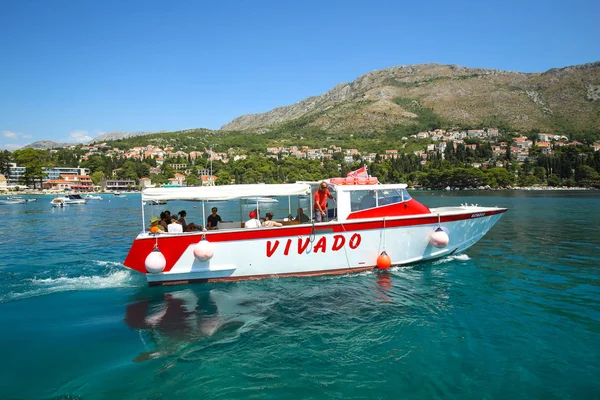 Bateau de tourisme à Srebreno — Photo