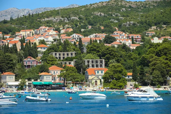 Boats anchored at Srebreno seaside — Stock Photo, Image