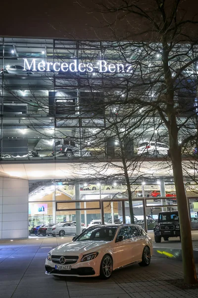 뮌헨에서 메르세데스 벤츠 대리점 — 스톡 사진