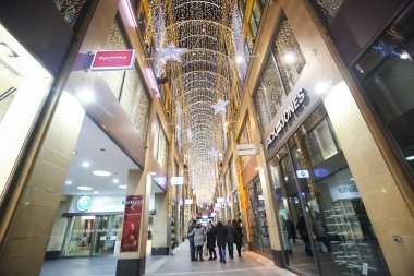 İnsanlar Kaufingertor pasajda