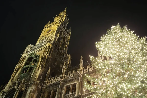 Árvore de Natal em Marienplatz — Fotografia de Stock