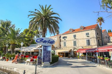 Deniz kıyısında küçük bir kasaba Cavtat