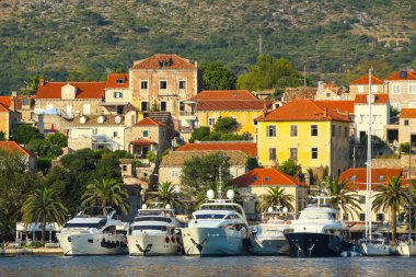 Cavtat seaside adlı bağlantılı yatlar