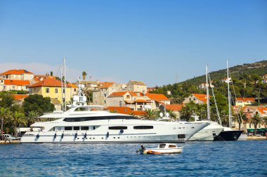 Cavtat seaside adlı bağlantılı yatlar