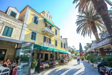 Deniz kıyısında küçük bir kasaba Cavtat