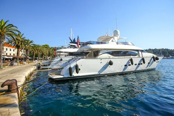 Yate amarrado en la costa de Cavtat —  Fotos de Stock