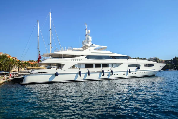 Cavtat seaside adlı bağlantılı yat