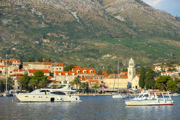 Iate ancorado no litoral de Cavtat — Fotografia de Stock