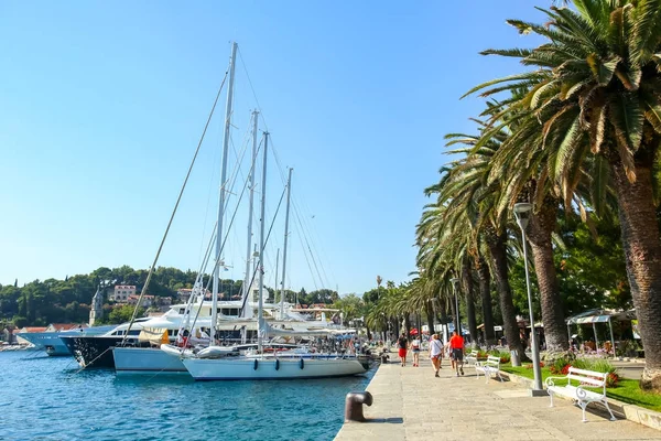 Iates atracados à beira-mar em Cavtat — Fotografia de Stock