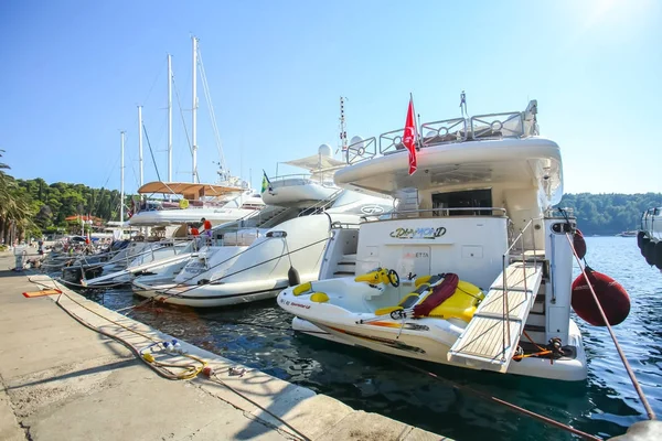 Yachts amarrés au bord de la mer à Cavtat — Photo