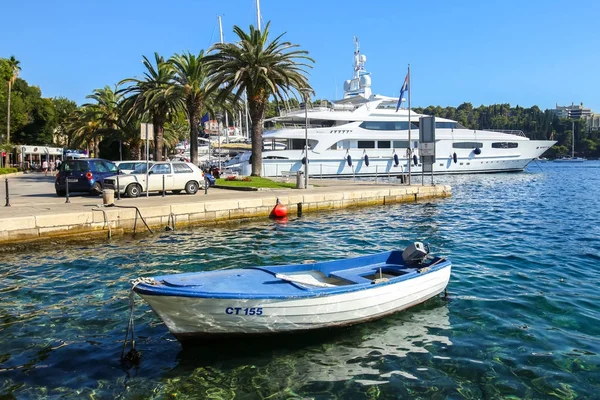 Bateaux à Cavtat bord de mer — Photo