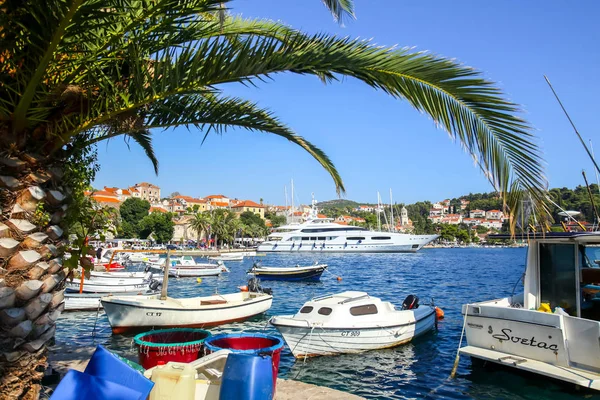 Båtar på Cavtat seaside — Stockfoto