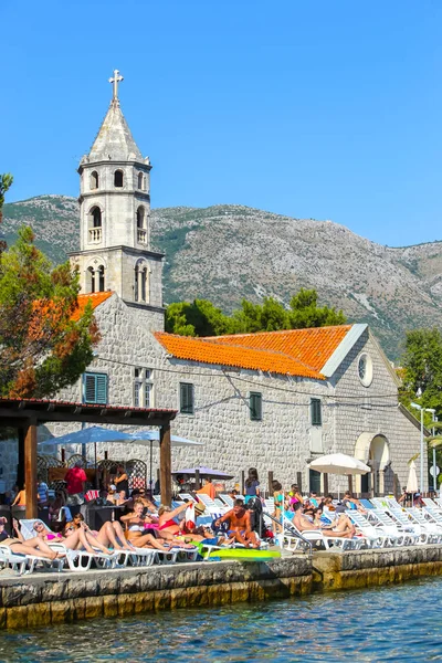 People sunbathing on Cavtat waterfront — Stock Photo, Image