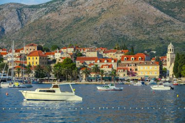 Cavtat seaside adlı bağlantılı tekneler