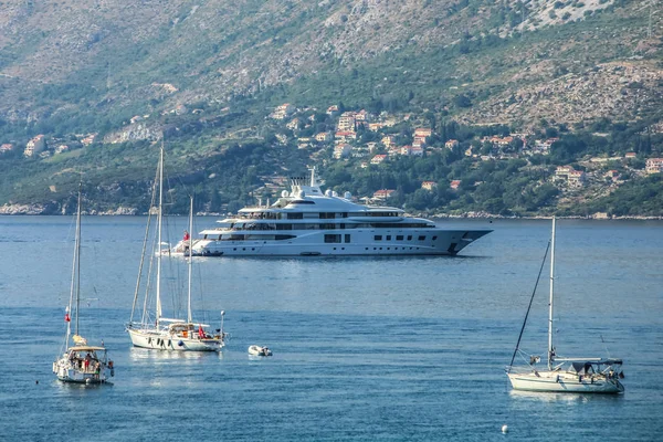 Bateaux et yachts ancrés à Cavtat — Photo