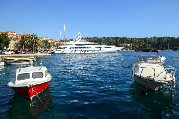 Båtar på Cavtat seaside — Stockfoto