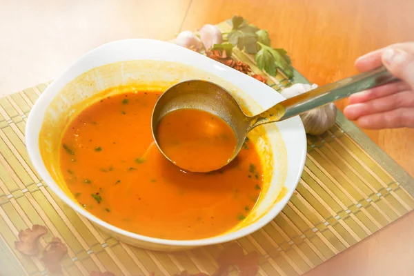 Sopa de calabaza en un tazón blanco — Foto de Stock