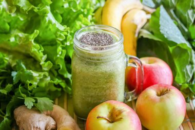 Meyve ve sebze yeşil smoothie