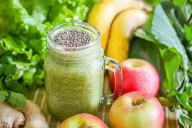 Meyve ve sebze yeşil smoothie