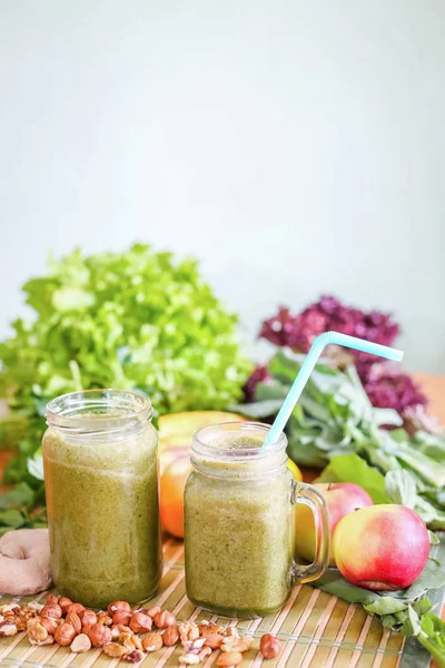 Smoothie verde de frutas e vegetais — Fotografia de Stock