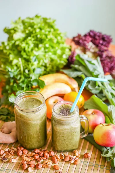 Obst und Gemüse grüner Smoothie — Stockfoto