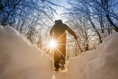 Karlı dağ adam uzun yürüyüşe çıkan kimse