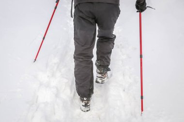 Karlı dağ adam uzun yürüyüşe çıkan kimse