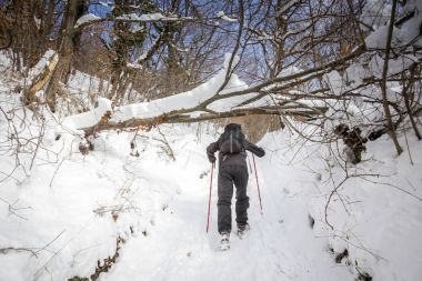 Karlı dağ adam uzun yürüyüşe çıkan kimse